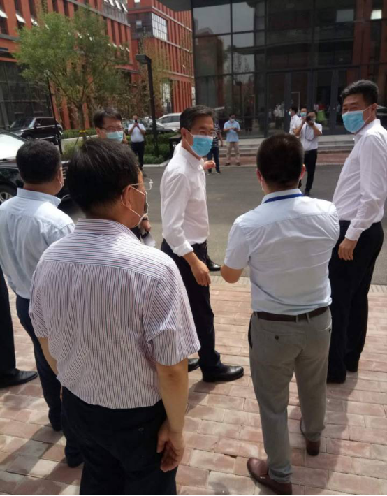 高碑店市委書記侯曉平，市長邱強一行，蒞臨光潤通科研生產基地(圖1)